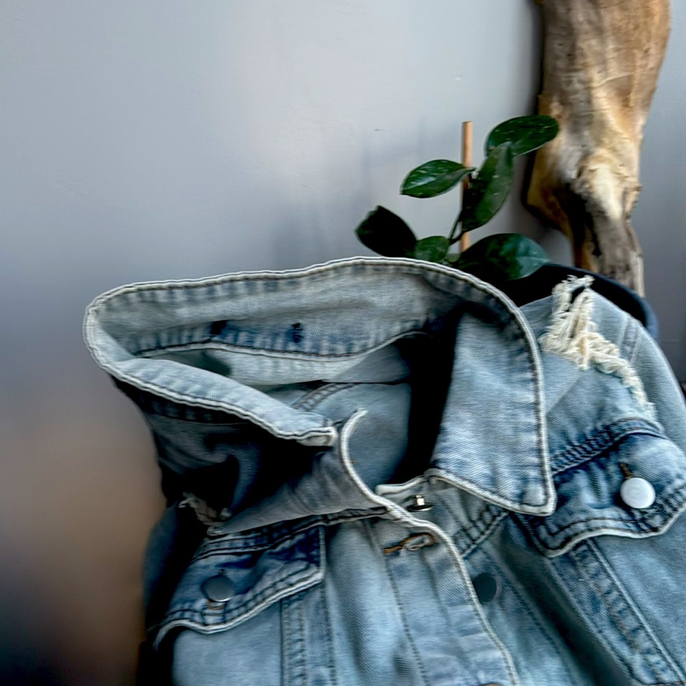 Vintage Jean jacket distressed , oversized , tags missing! - Picture 6 of 9